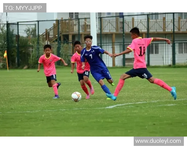 足球明星桌上对决激情四溢精彩瞬间尽显球场魅力与技巧